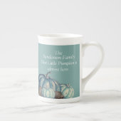 私たちの小さなカボチャ青カボチャ赤ちゃんシャワー ボーンチャイナマグカップ (右)