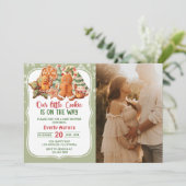 私たちの小さなクッキーは、赤ちゃんのシャワー写真の途中にある 招待状 (スタンド正面)