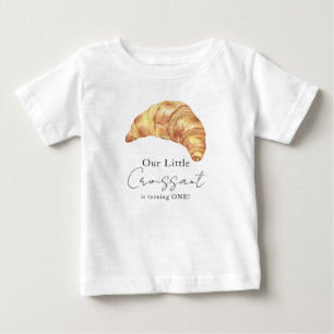 私たちの小さなクロワッサン1歳の誕生日 ベビーTシャツ