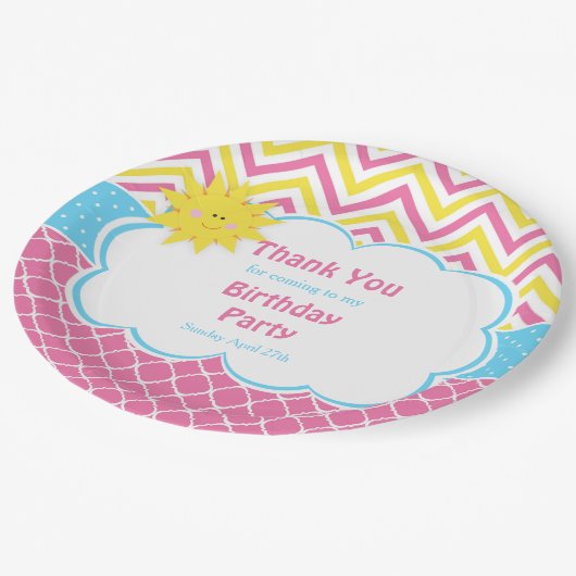 私たちの小さなサンシャインピンクと黄色の誕生日パーティー ペーパープレート (アングル)