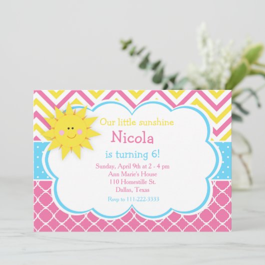 私たちの小さなサンシャインピンクと黄色の誕生日パーティー 招待状 (スタンド正面)