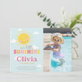 私たちの小さなサンシャインフォトピンク誕生日任意の年齢 招待状 (スタンド正面)