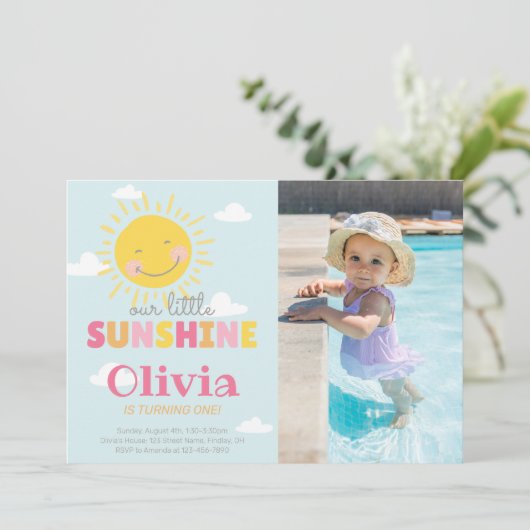 私たちの小さなサンシャインフォトピンク誕生日任意の年齢 招待状 (スタンド正面)
