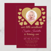 私たちの小さなスイートハート バーガンディ ゴールド ハート バースデー 招待状 (正面/裏面)