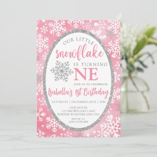 私たちの小さなスノーフレークのピンクの1歳の誕生日 招待状 (スタンド正面)