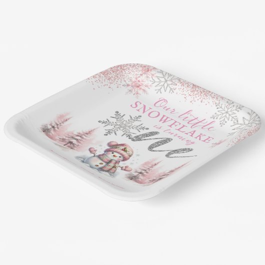 私たちの小さなスノーフレークの女の子ピンクシルバー1歳の誕生日 ペーパープレート (傾斜あり)