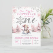 私たちの小さなスノーフレークの女の子ピンクシルバー1歳の誕生日 招待状 (スタンド正面)
