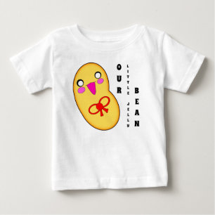 私たちの小さなゼリー豆かわいい幸せなモットー ベビーTシャツ