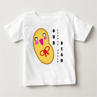 私たちの小さなゼリー豆かわいい幸せなモットー ベビーTシャツ