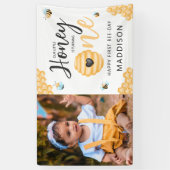 私たちの小さなハチの子 | 初誕生日写真 横断幕 (縦)