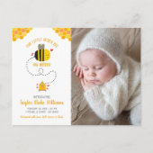 私たちの小さなハニービーかわいいかわいいベビー写真誕生 案内ポストカード (正面)