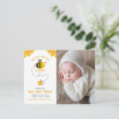 私たちの小さなハニービーかわいいかわいいベビー写真誕生 案内ポストカード (スタンド正面)
