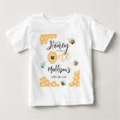 私たちの小さなハニー | 初めてのビーデイ ベビーTシャツ (正面)