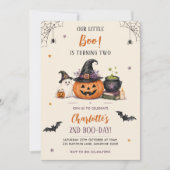 私たちの小さなブーがハロウィンに2歳の誕生日を迎える ハロウィン2歳の誕生日 招待状 (正面)