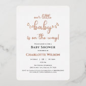 私たちの小さなベビーは赤ちゃんシャワーの途中にある 箔招待状 (正面)