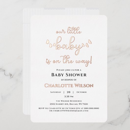 私たちの小さなベビーは赤ちゃんシャワーの途中にある 箔招待状 (封筒)