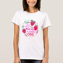 私たちの小さなベリーは一歳の誕生日を迎える Tシャツ