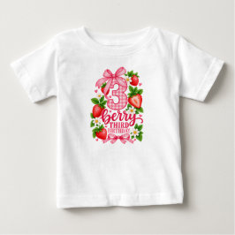 私たちの小さなベリーは3歳のお誕生日を迎えました いちご 3歳のお誕生日 ベビーTシャツ