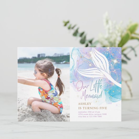 私たちの小さなマーメイドテールウォータカラー誕生日 招待状 (スタンド正面)