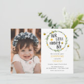 私たちの小さなミツバチの写真の誕生日の招待 招待状 (スタンド正面)