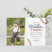 私たちの小さなルーキー野球の最初の誕生日の写真 招待状 (スタンド正面)