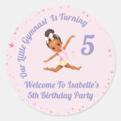 私たちの小さな体操選手が5歳の誕生日を迎えます ピンクの誕生日 ラウンドシール (正面)