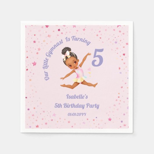 私たちの小さな体操選手は5ピンクの誕生日を回している スタンダードカクテルナプキン (正面)