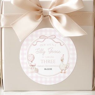 私たちの小さな変わったガチョウのピンクのリボンの誕生日パーティー ラウンドシール