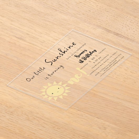 私たちの小さな太陽の光が一つかわいい誕生日を迎える アクリル招待状 (レイダウン)