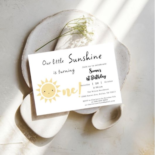 私たちの小さな太陽の光が一つかわいい誕生日を迎える 招待状