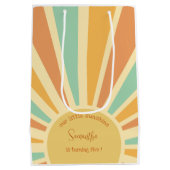 私たちの小さな太陽の光の誕生日の大きな太陽 ミディアムペーパーバッグ (裏面)