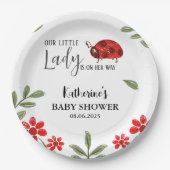 私たちの小さな女性は彼女の方法の女の子の赤ちゃんシャワー ペーパープレート (正面)