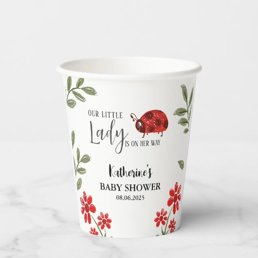 私たちの小さな女性は彼女の方法の女の子の赤ちゃんシャワー 紙コップ (裏面)