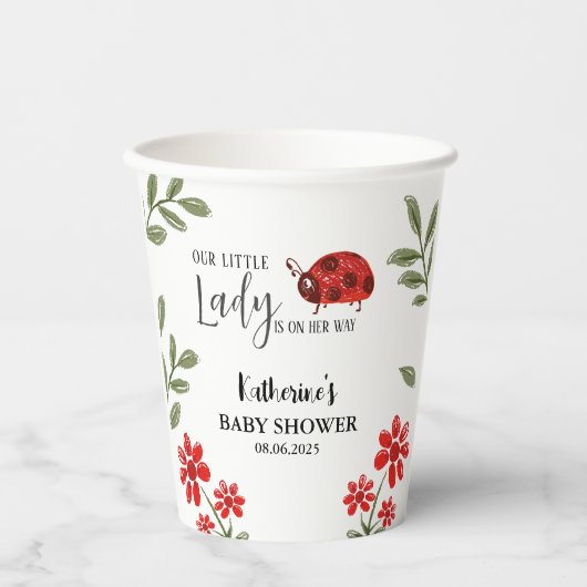 私たちの小さな女性は彼女の方法の女の子の赤ちゃんシャワー 紙コップ (正面)