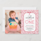 私たちの小さな恋人が1歳の誕生日を迎えます 写真入り 招待状 (正面)