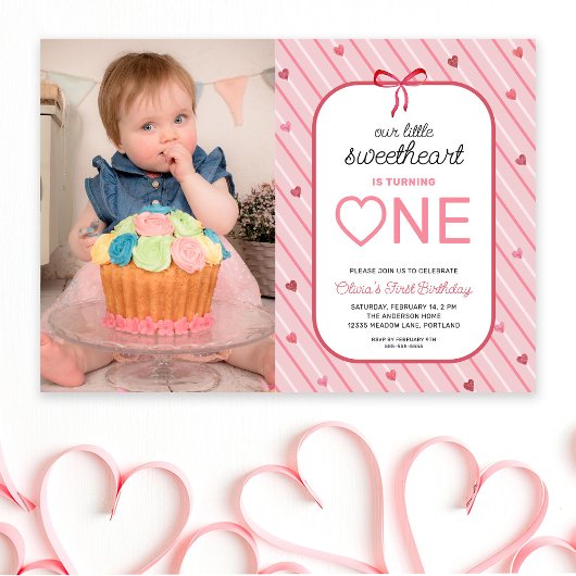 私たちの小さな恋人が1歳の誕生日を迎えます 写真入り 招待状