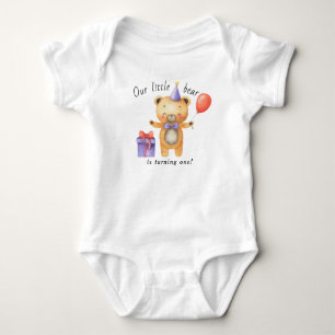 私たちの小さな熊が1歳の誕生日を迎えます 子供の誕生日 ベビーボディスーツ