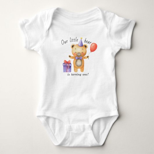 私たちの小さな熊が1歳の誕生日を迎えます 子供の誕生日 ベビーボディスーツ (正面)