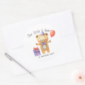 私たちの小さな熊が1歳の誕生日を迎えます 子供の誕生日 ラウンドシール (封筒)