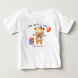 私たちの小さな熊が1歳の誕生日を迎える 子供の誕生日 ベビーTシャツ