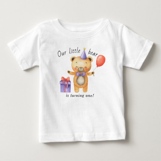 私たちの小さな熊が1歳の誕生日を迎える 子供の誕生日 ベビーTシャツ (正面)