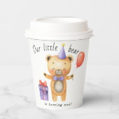 私たちの小さな熊が1歳の誕生日を迎える 子供の誕生日 紙コップ (正面)
