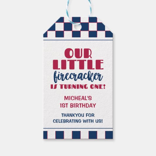 私たちの小さな爆竹は一つの誕生日を回している ギフトタグ (正面)