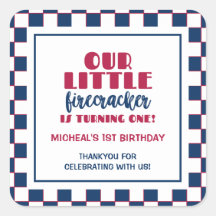 私たちの小さな爆竹は一つの誕生日を回している