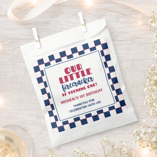 私たちの小さな爆竹は一つの誕生日を回している フェイバーバッグ (クリップ留めされた状態)