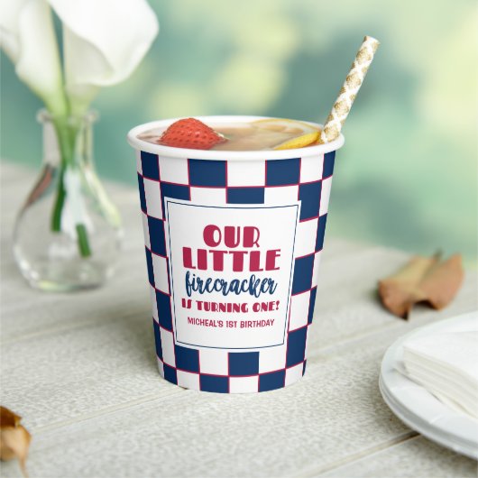私たちの小さな爆竹は一つの誕生日を回している 紙コップ (インサイチュ)