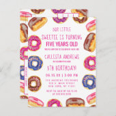 私たちの小さな甘い可愛いドーナツのピンク引用文誕生日 インビテーションポストカード (正面/裏面)