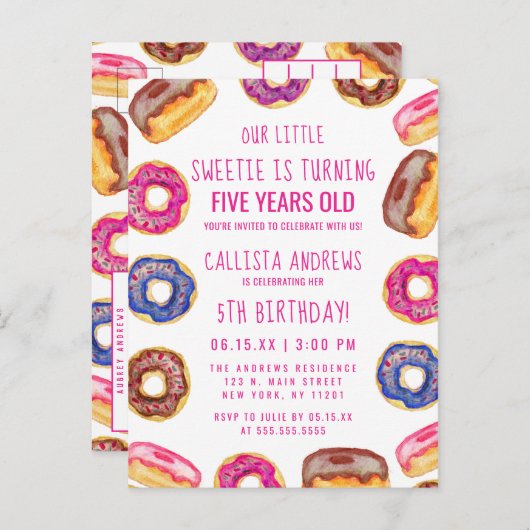 私たちの小さな甘い可愛いドーナツのピンク引用文誕生日 インビテーションポストカード (正面/裏面)