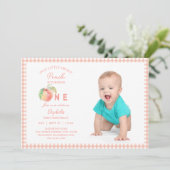 私たちの小さな甘い桃は1つの誕生日ベビー写真 招待状 (スタンド正面)