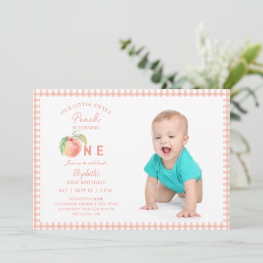 私たちの小さな甘い桃は1つの誕生日ベビー写真 招待状 (スタンド正面)